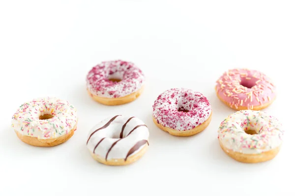 Nahaufnahme von glasierten Donuts auf weißem Tisch — Stockfoto