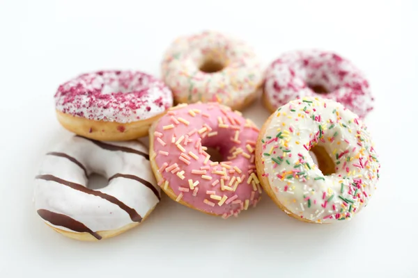 Nahaufnahme von glasierten Donuts auf weißem Tisch — Stockfoto