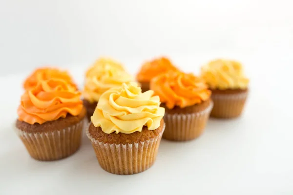 Cupcakes with frosting on white background — Stock Photo, Image