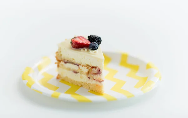 Berry katman pastasından tek kullanımlık plaka üzerinde — Stok fotoğraf