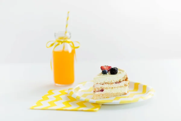 Stuk van berry laag taart op wegwerpbord — Stockfoto