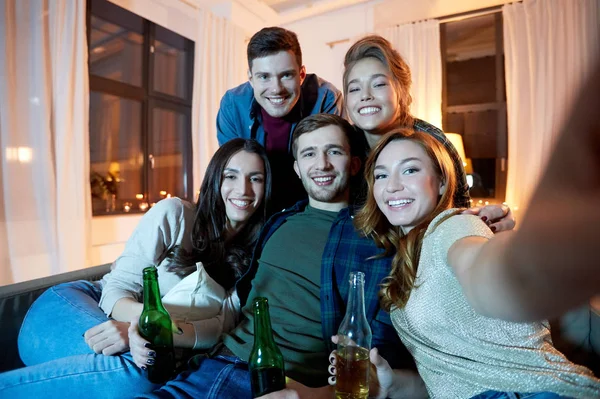 Amici felici prendere selfie a casa festa — Foto Stock