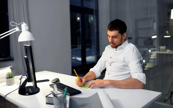 Zakenman met de computer werken op kantoor van de nacht — Stockfoto