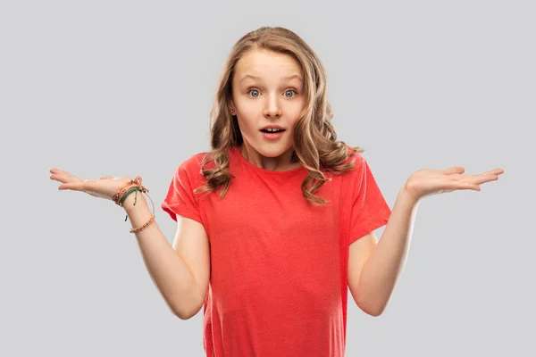 Kırmızı t-shirt shrugging içinde genç kız merak — Stok fotoğraf
