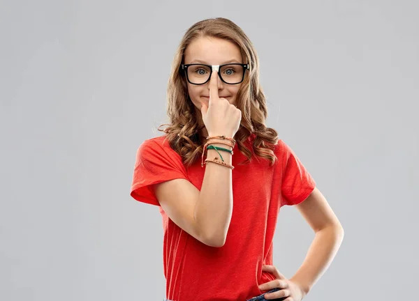 Menina estudante sorridente em óculos e camiseta vermelha — Fotografia de Stock