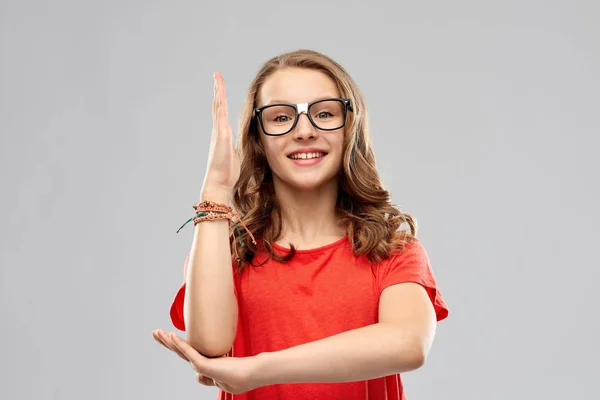 Χαμογελαστό κορίτσι φοιτητής γυαλιά έτοιμα να απαντήσει — Φωτογραφία Αρχείου