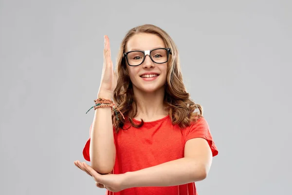 Lachende student meisje in glazen klaar om te antwoorden — Stockfoto