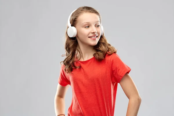 Glückliches Teenager-Mädchen mit Kopfhörern — Stockfoto