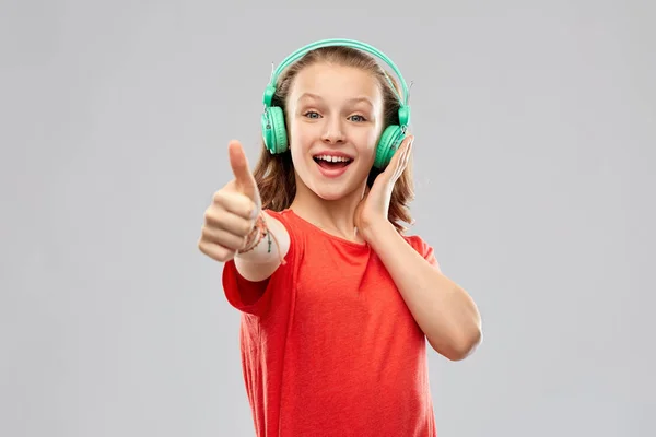 Menina adolescente feliz com fones de ouvido — Fotografia de Stock