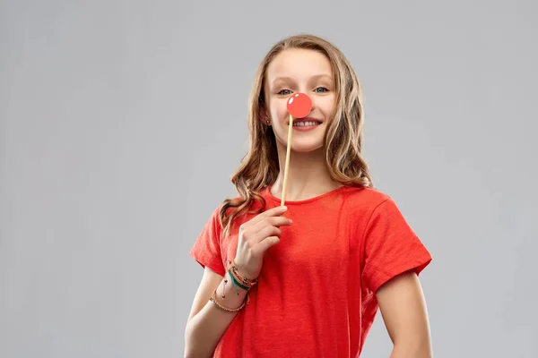 Sorridente adolescente com nariz de palhaço vermelho — Fotografia de Stock