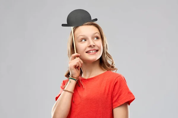 Glimlachend tienermeisje met bowler hat partij prop — Stockfoto