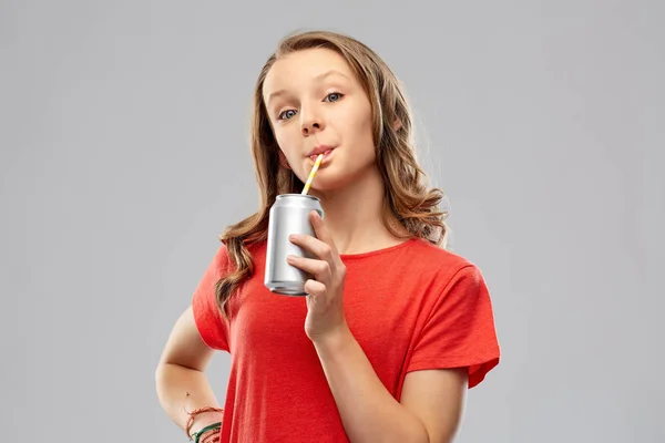 Ragazza bere soda da lattina attraverso paglia di carta — Foto Stock