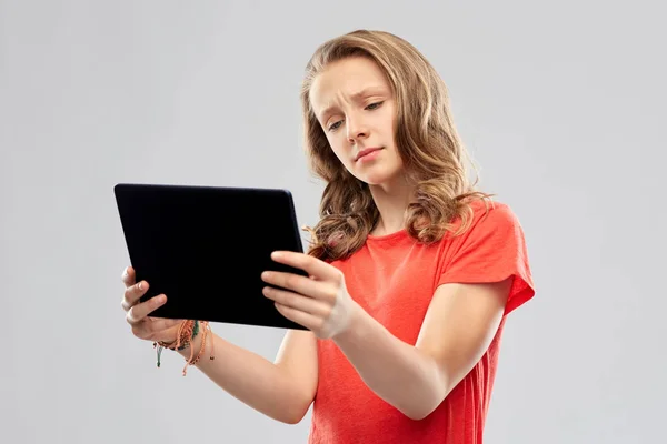 Doute adolescent fille avec tablette informatique — Photo