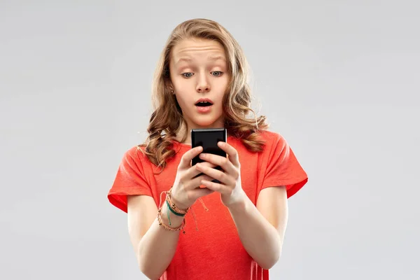 Rémült tizenéves lány használ smartphone — Stock Fotó