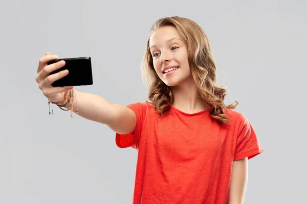 Usmívající se dospívající dívka která selfie na smartphone — Stock fotografie