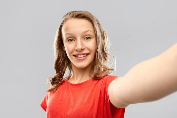 Souriant adolescent fille prendre selfie — Photo