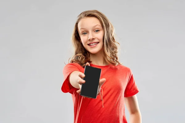 Sorridente adolescente mostrando smartphone — Foto Stock