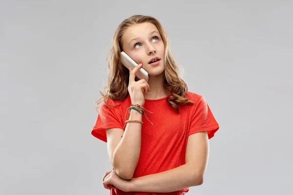 Entediado adolescente chamando no smartphone — Fotografia de Stock