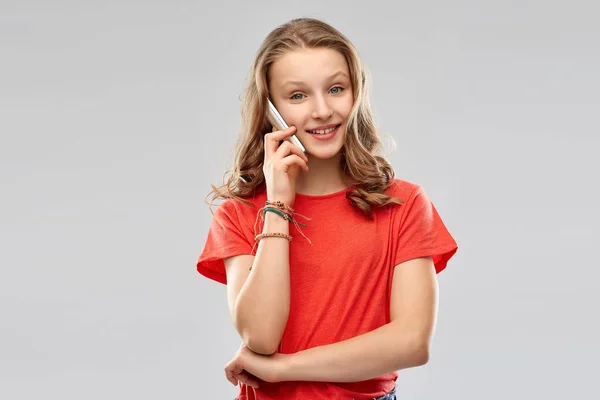 Usmívající se dospívající dívka volání na smartphone — Stock fotografie