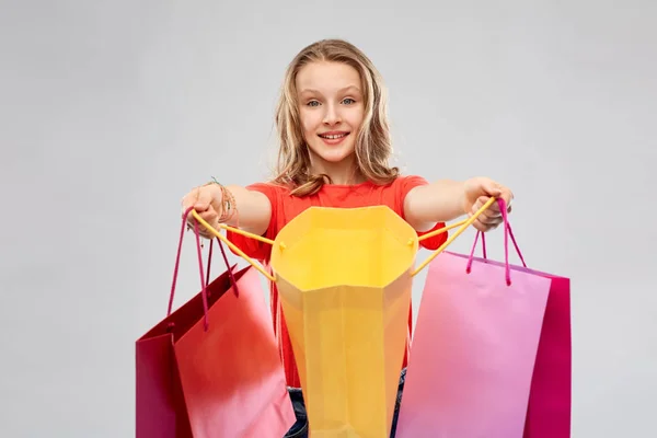 Ragazza sorridente adolescente con borse della spesa — Foto Stock