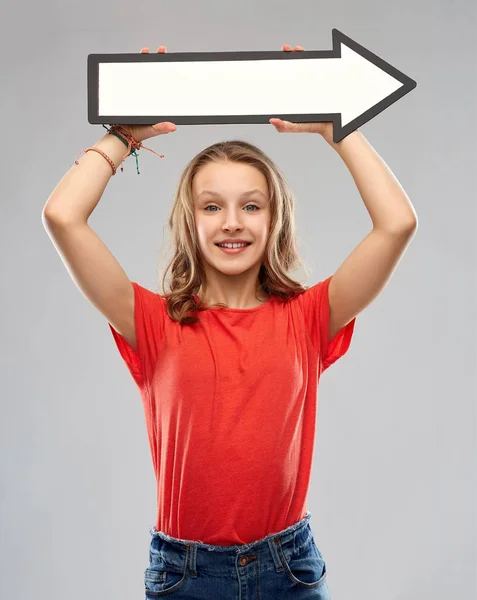 Sonriente adolescente con flecha que muestra la dirección — Foto de Stock