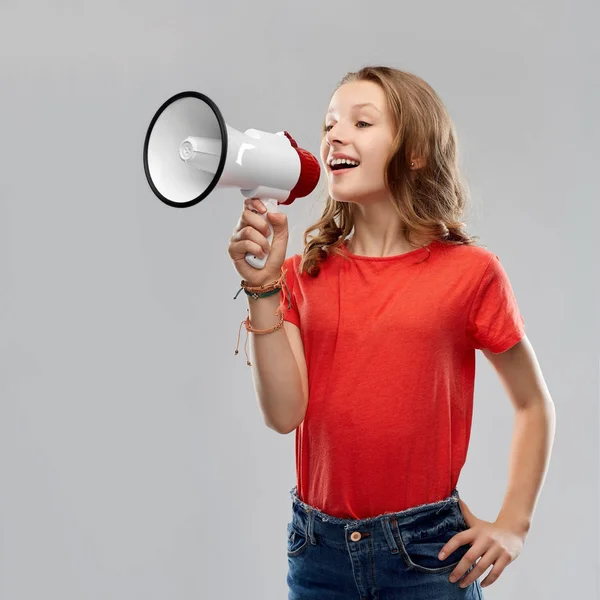 Gelukkig tienermeisje spreken om megafoon — Stockfoto