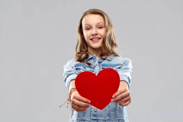 Lachende tienermeisje met rood hart — Stockfoto