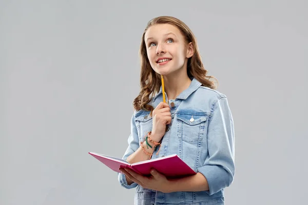 Adolescente estudiante chica con diario o cuaderno — Foto de Stock