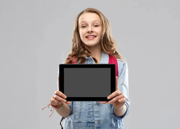 Student tjej med skolväska och tablet PC — Stockfoto