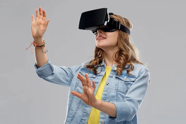 Tiener meisje in virtuele werkelijkheid hoofdtelefoon of vr-bril — Stockfoto