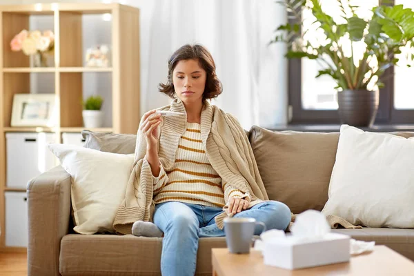 Sjuk kvinna mäta temperatur med termometer — Stockfoto