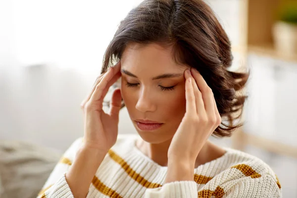 Mujer infeliz que sufre de dolor de cabeza en casa —  Fotos de Stock