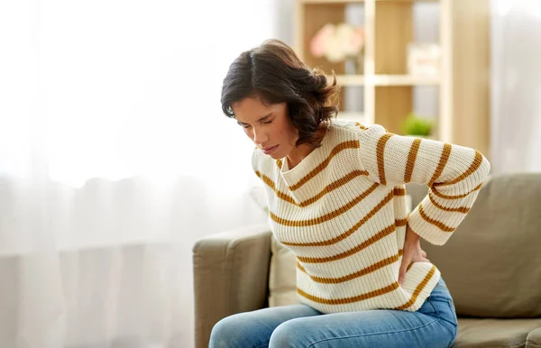 Unglückliche Frau leidet zu Hause unter Rückenschmerzen — Stockfoto