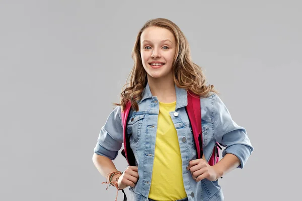 Feliz sorrindo adolescente estudante menina com saco de escola — Fotografia de Stock