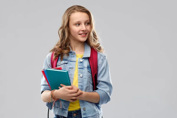 Feliz sonrisa adolescente estudiante chica con bolsa de la escuela —  Fotos de Stock