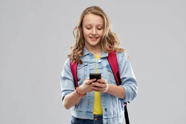 Tonåring student flicka med skolväska och smartphone — Stockfoto