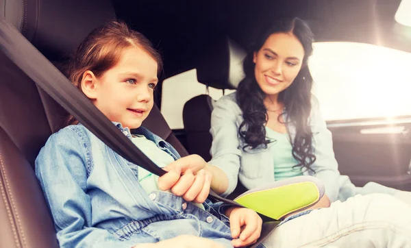Felice donna bambino di fissaggio con cintura di sicurezza in auto — Foto Stock