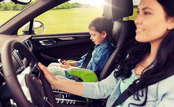 Mulher feliz com criança pequena dirigindo no carro — Fotografia de Stock