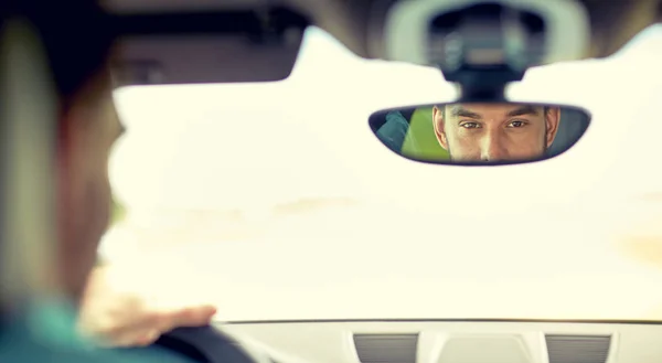 मनुष्य ड्रायव्हिंग कारचे रीअरव्यू आरसा प्रतिबिंब — स्टॉक फोटो, इमेज