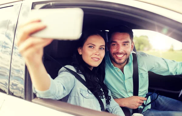 Coppia felice in auto scattare selfie con smartphone — Foto Stock