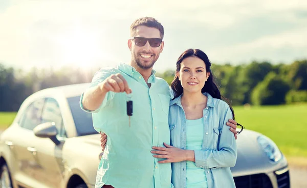 Homem feliz e mulher com abraço chave do carro — Fotografia de Stock