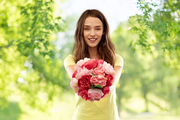 Mujer joven o adolescente con ramo de flores — Foto de Stock