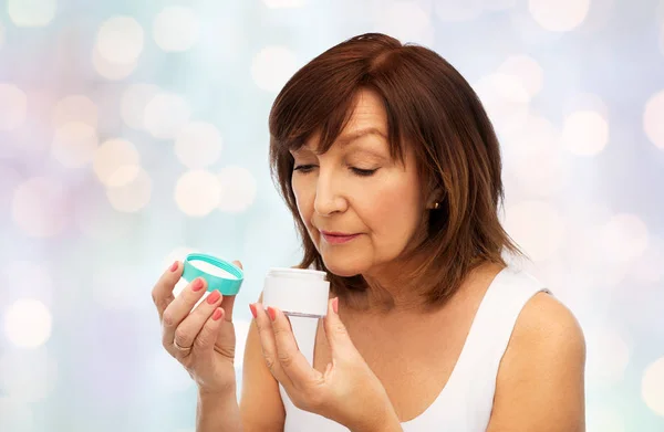 Mujer mayor con tarro de crema —  Fotos de Stock