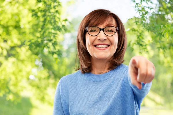 Senior vrouw in glazen vinger aan u — Stockfoto