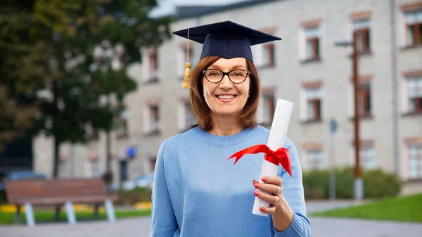 Heureux senior étudiant diplômé femme avec diplôme — Photo