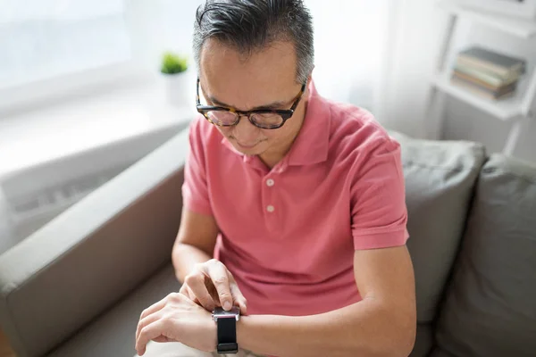 Gros plan de l'homme avec montre intelligente — Photo