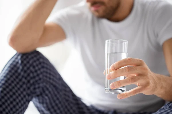 Primo piano di uomo malato con un bicchiere d'acqua — Foto Stock