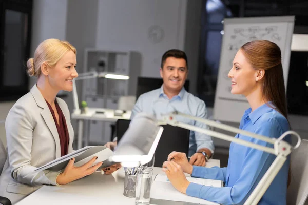 Business-team med laptop jobbar sent på kontoret — Stockfoto