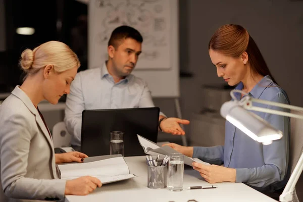 Team di lavoro con laptop che lavora all'ufficio notturno — Foto Stock