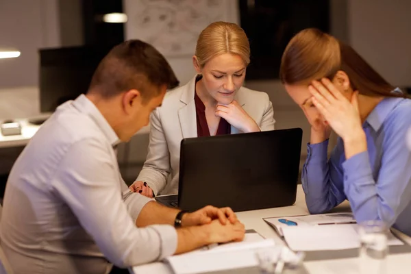 Business team with laptop working at night office — Stock Photo, Image